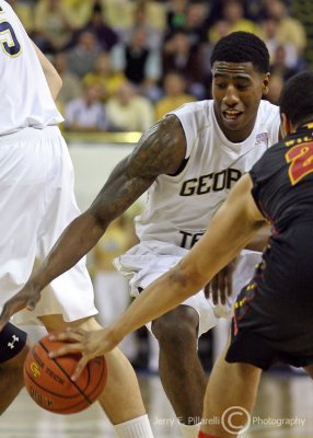 Yellow Jackets G Iman Shumpert fights to get into defensive position