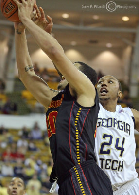 Yellow Jackets F Kammeon Hosley tries to stop Terrapins C Williams from taking a shot