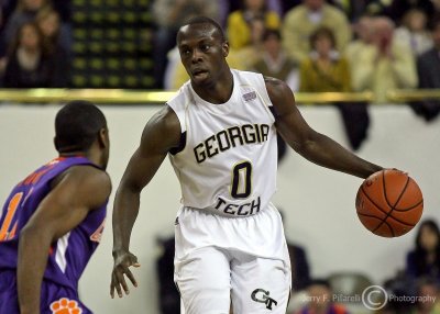 Yellow Jackets G Mfon Udofia brings the ball into the frontcourt