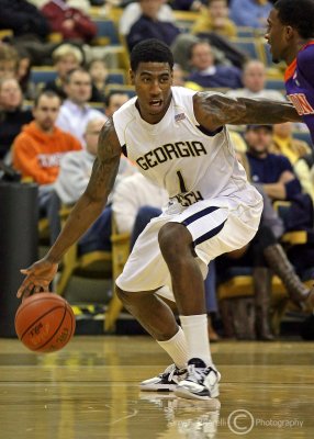 Jackets G Shumpert makes a move on offense