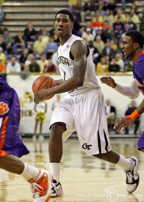 Jackets G Shumpert dribbles around the Tigers defense
