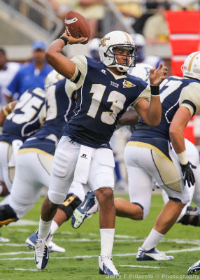 Yellow Jackets QB Tevin Washington throws a quick pass to a wide out