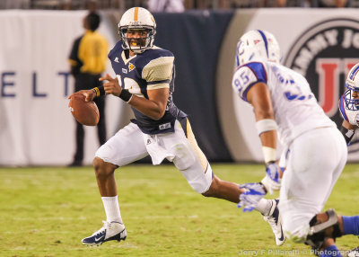 Jackets QB Washington rolls out to pass