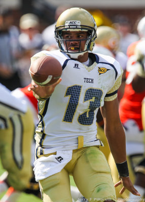 Yellow Jackets QB Tevin Washington pitches out to a back