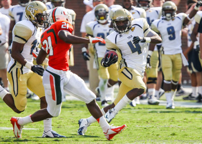 Yellow Jackets DB Golden runs back a kick