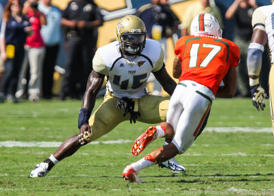 Jackets LB Attaochu zeros in on Canes QB Morris in the open field