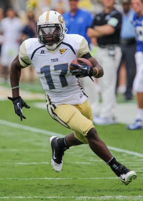 Georgia Tech A-back Orwin Smith in the open field along the sidelines