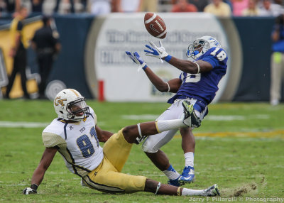  Middle Tennessee State CB Kenneth Gilstrap pulls in the ball for a juggling interception