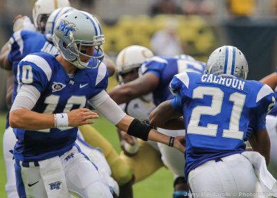 Middle Tennessee State QB Logan Kilgore hands off to RB Calhoun