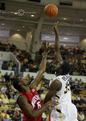 Yellow Jackets F Zack Peacock shoots a floater over Terrapins F James Gist