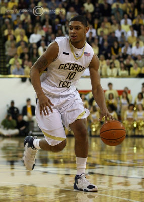 Jackets G Lance Storrs dribbles on the perimeter