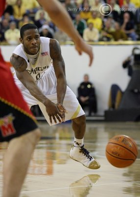 Yellow Jackets G Clinch delivers a bounce pass