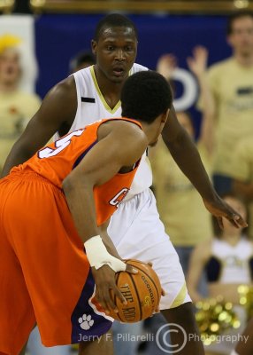 Jackets G Bell concentrates on defending Clemson G Zavier Anderson