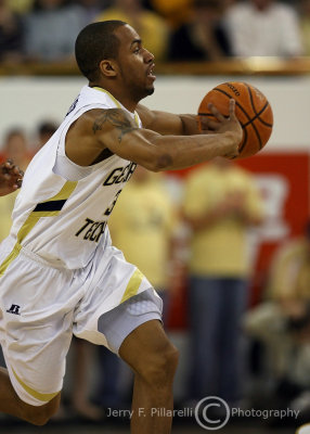 Yellow Jackets G Miller fires a chest pass on the run