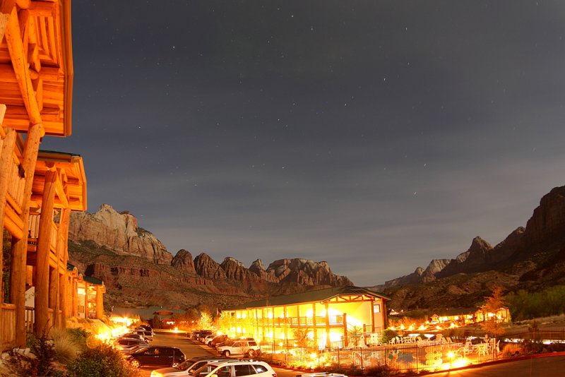 Majestic View Lodge under the Moon