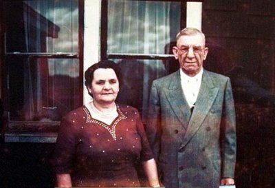 This is a nice colorized shot of Everett Daniel & Ottilla Tillie [Hahn] Robinson. I'm not sure of the date of this picture. It comes to us courtesy of, Nancy Evans.