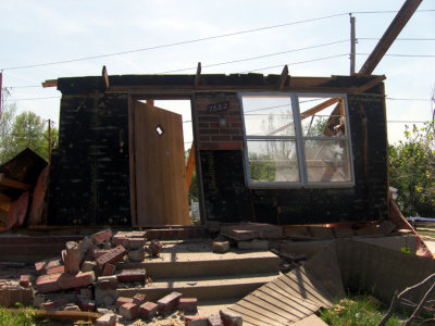 This was the same house as two pictures prior. Notice the way the walkway jogs this way and that.