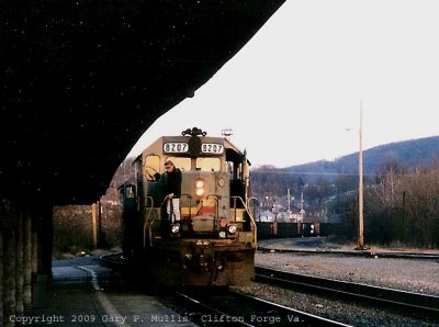A westbound arrives at Clifton Forge.jpg