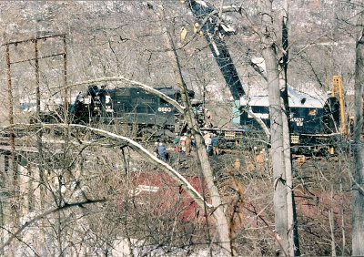 A heavy duty crane works with the 8660.jpg