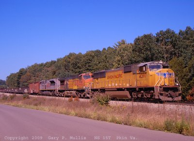 Looks like the BNSF unit had some fire damage.jpg