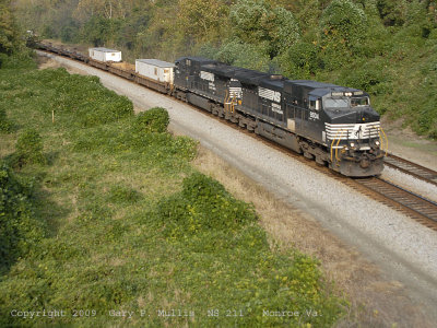 Intermodal 211 is southbound at Monroe Va.jpg