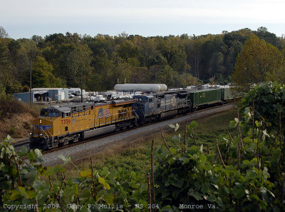 204 with a UP leader is northbound at Monroe Va.jpg