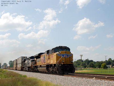 202 with a UP leader is northbound at Stuarts Draft.jpg