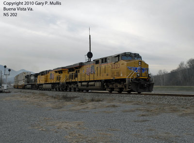 Two UP units lead 202 northbound at Buena Vista Va.jpg