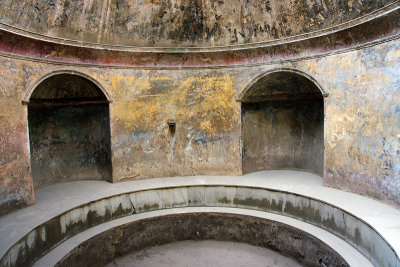 Roman bath tub