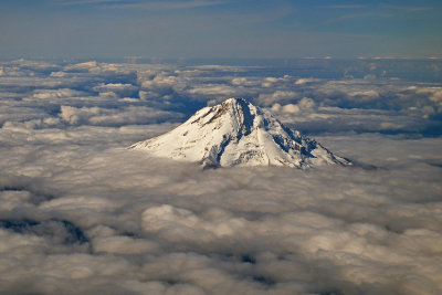 Mt Hood from 35000 feet at the aproach of Portland airport in Oregon