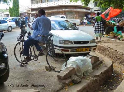 Human-bicycle-powered knife sharpener