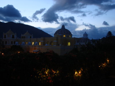 La Merced Convent in Antigua at night.jpg