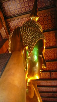 A short (hot!) walk from the Grand Palace to Wat Pho -- the reclining Buddha