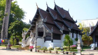 A smaller temple on the grounds of the wat.