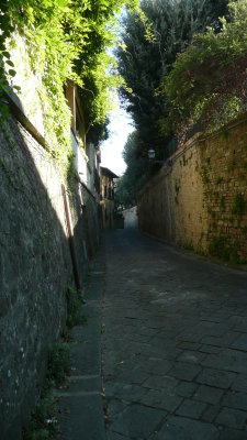 Up this steep, narrow road, we find a door to the Casa Bardini.