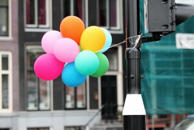 Amsterdam-Balloons on Traffic LIght.JPG