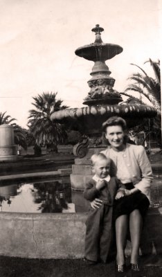 Rosemary & Russell Carnell in Bundaberg WW2