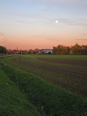 Moonrise over agricultural fields in Ahlen