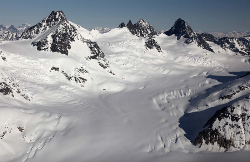 Dokdaon Pk (L) & Upper Scud Glacier, View N/NW <br> (AndreiScud042909--_036.jpg)