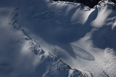 Avalanche, Challenger Glacier (Challenger110410-20adj.jpg)