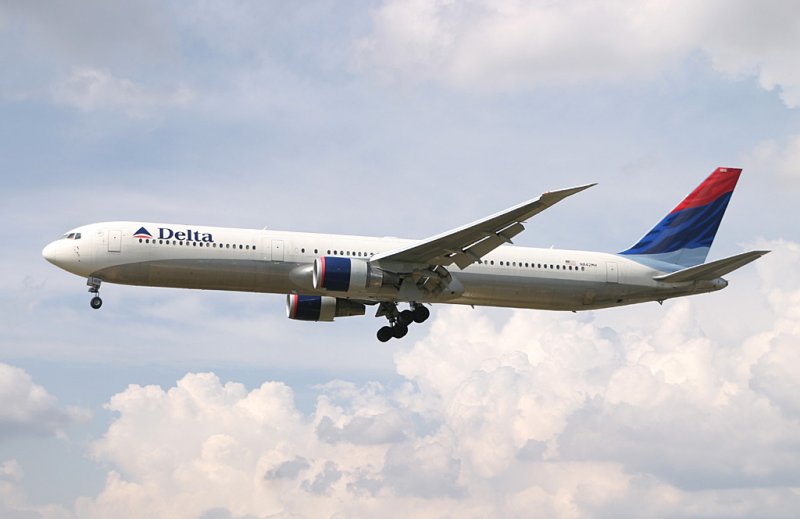Late afternoon arrival of DL 767-400 in LHR