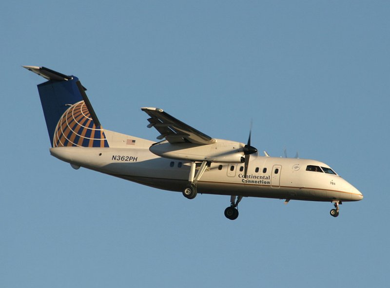 Continental Express Dash-8 approaching JFK RWY 22L