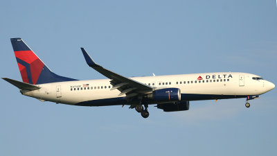 737-800 in new Delta color