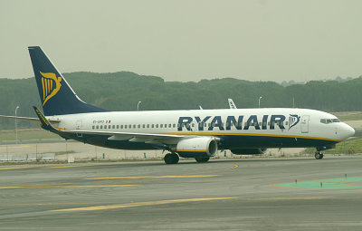 Ryan Air B737-800 approaching MAD runway