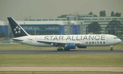 UA 767-300 wearing Star Alliance colour landing in LHR