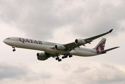 Qatar A-340-600 approaching LHR 27L under gathering clouds