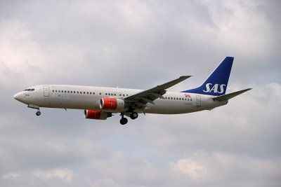 SAS 737-800 approaching LHR 27L