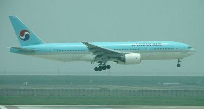 Korean B-777-200 landing in PVG, July 2010