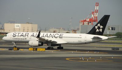 Continental 757 in Star Alliance livery.