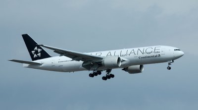 Continental 777 in Star Alliance livery landing in EWR 22L